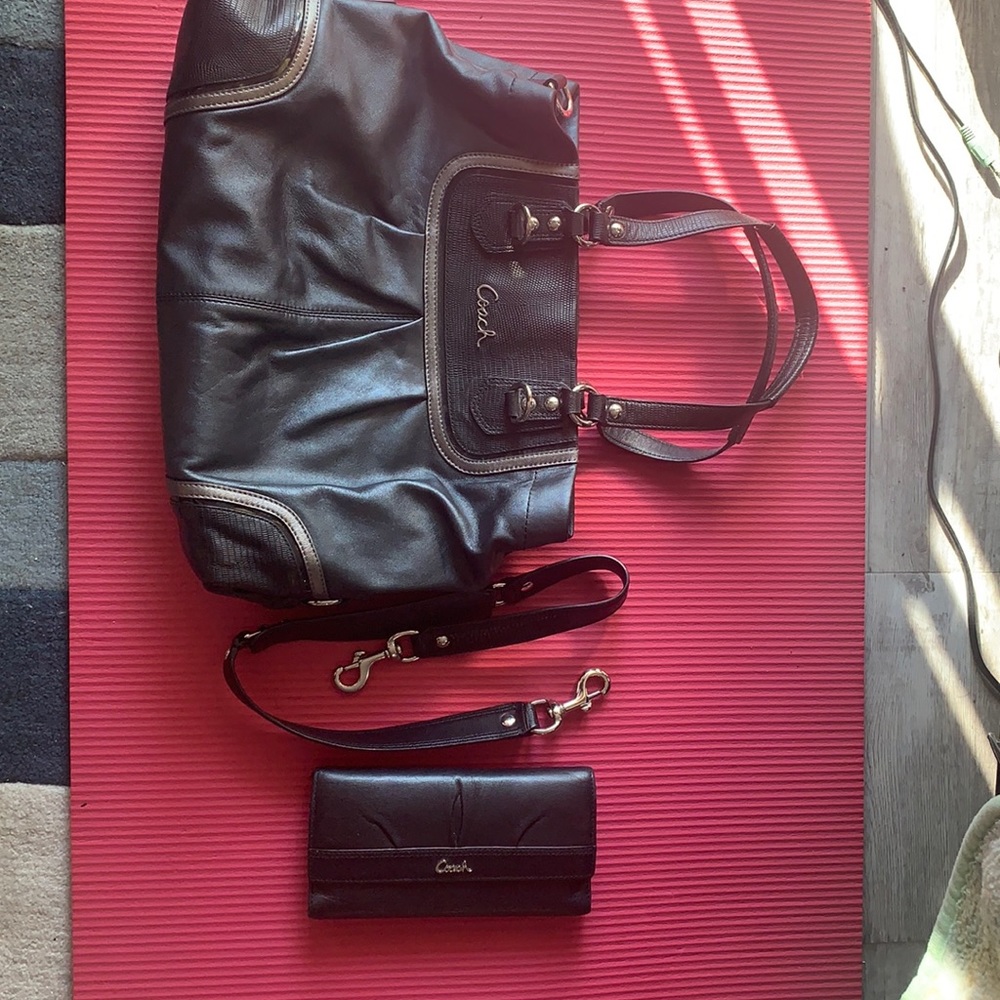 Coach Purse w/ Attachable shoulder strap & Wallet